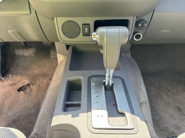 #1389-•-2017-nissan-pickup-truck-image-32