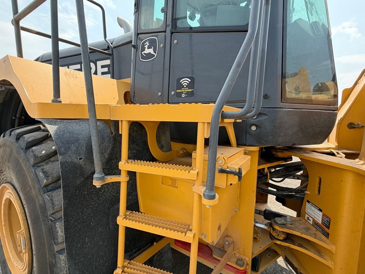 2019-deere-744k-image-36