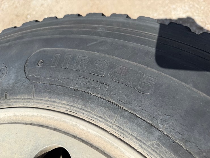 #1621-•-lot-(4)-used-tires/aluminum-wheels-11r24.5-image-7