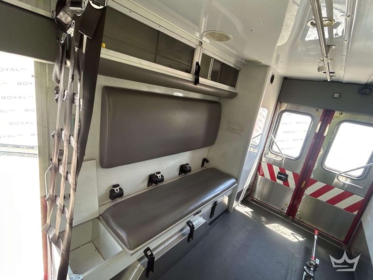 2015-freightliner-m2-106-image-38