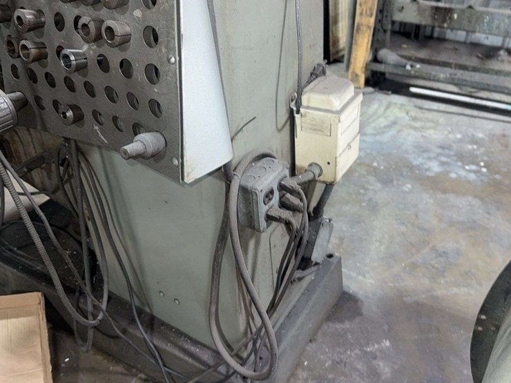 republic--lagun-model:-ftv-2s-turret-milling-machine-with-heidenhain-control-monitor-image-13