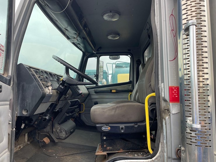 freightliner-fl70-image-10
