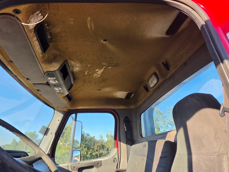2006-freightliner-m2-106-image-52