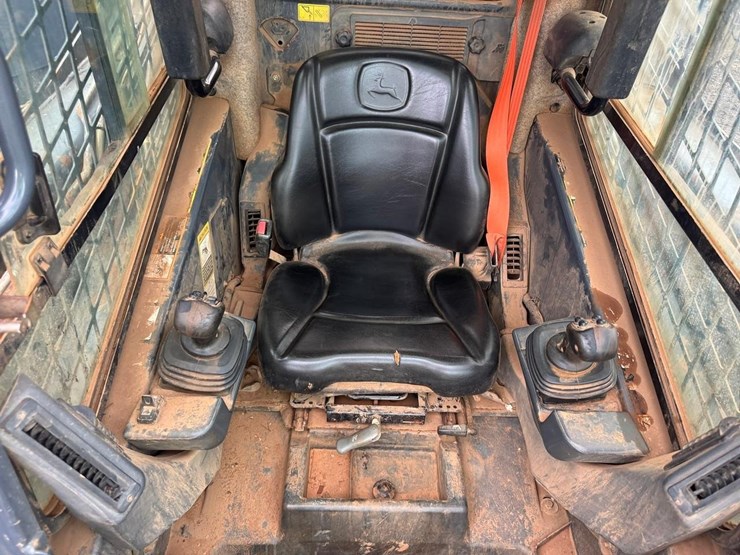 2017-deere-323e-image-22