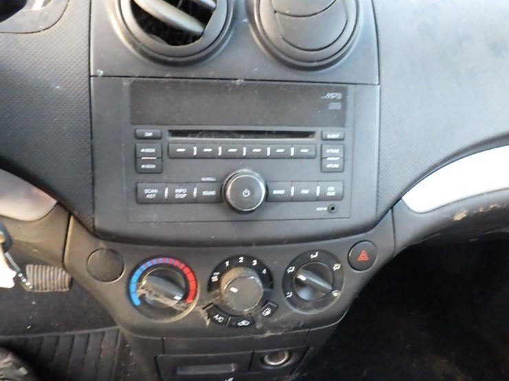 2011-chevrolet-aveo-lt-sedan-image-21
