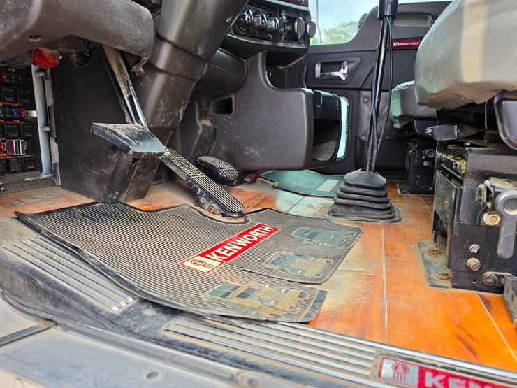 2007-kenworth-w900-image-56