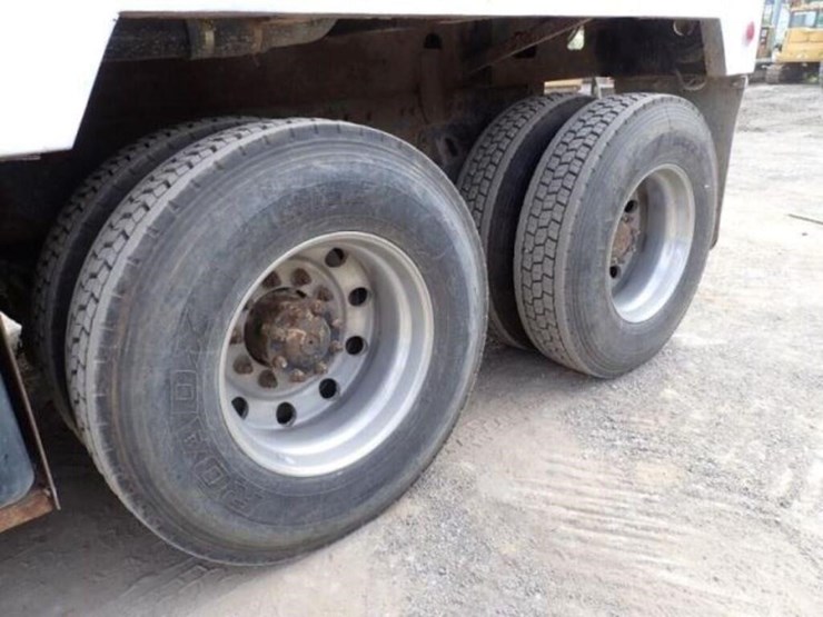 2015-freightliner-114sd-image-54