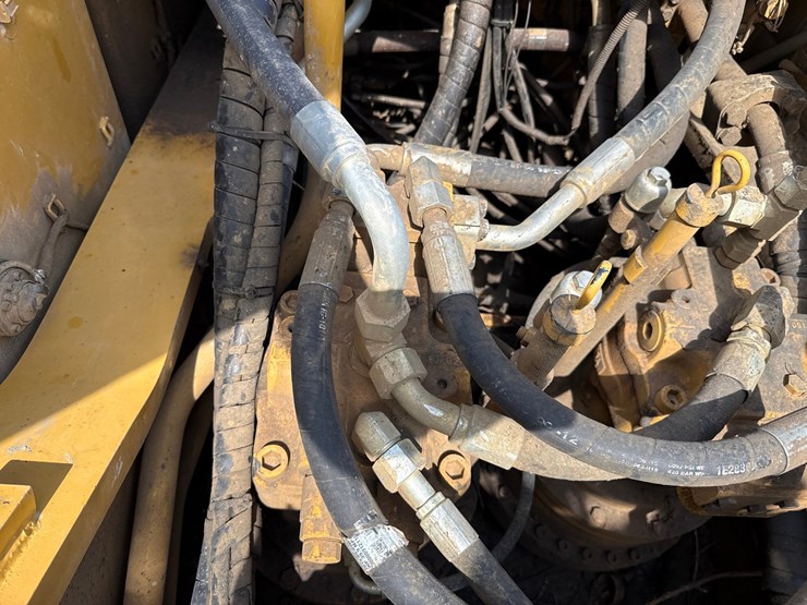2019-caterpillar-352f-image-44