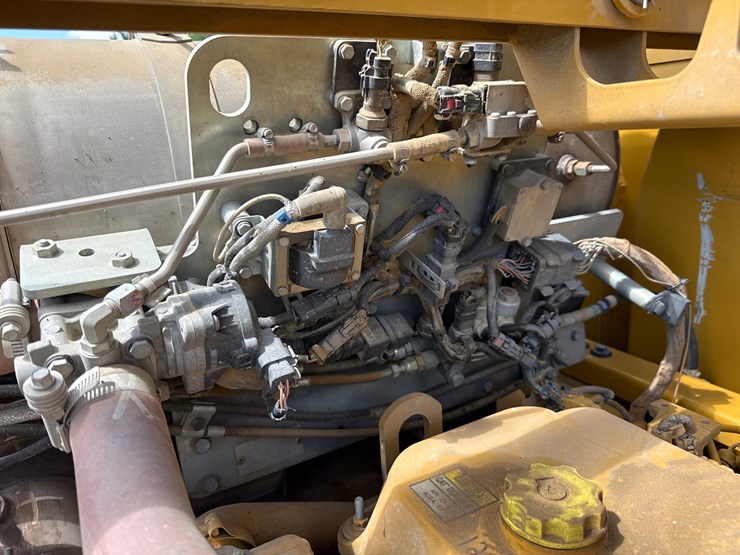 2019-caterpillar-352f-image-51