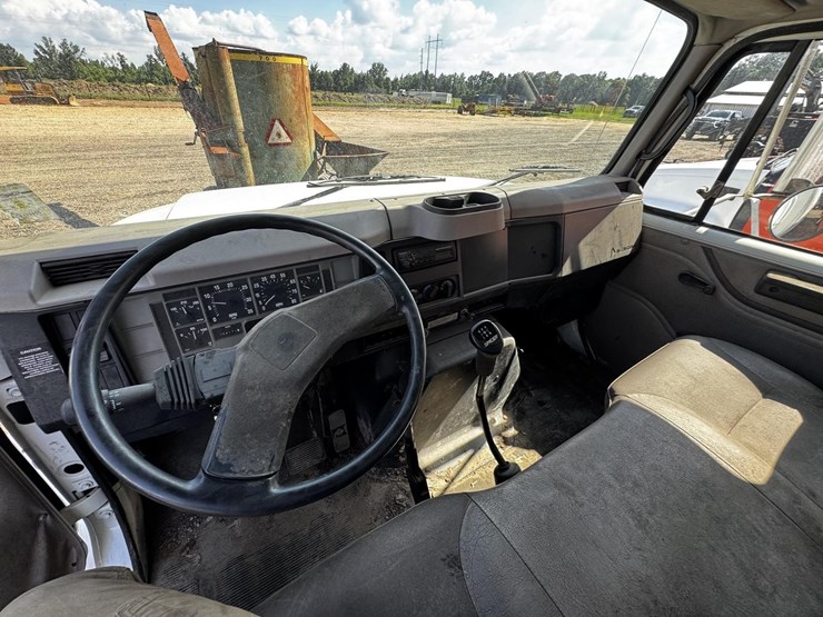 2000-international-4700-image-6