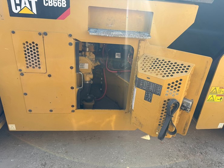 2015-caterpillar-cb66b-image-81