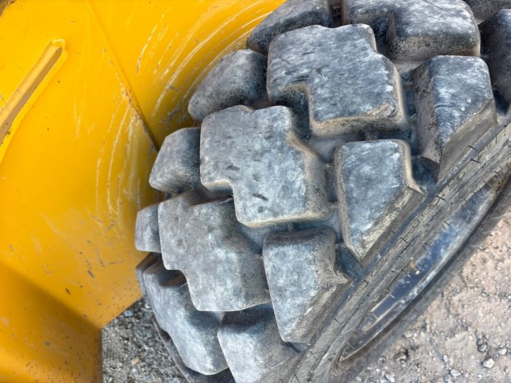 2021-deere-330g-image-54