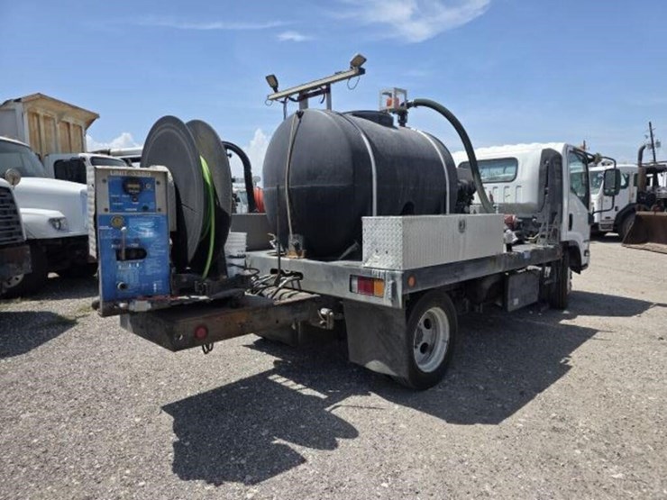 2017-isuzu-jale5w16xh7304208-image-3