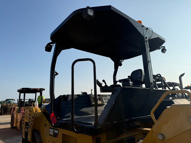 2015-caterpillar-cb66b-image-18