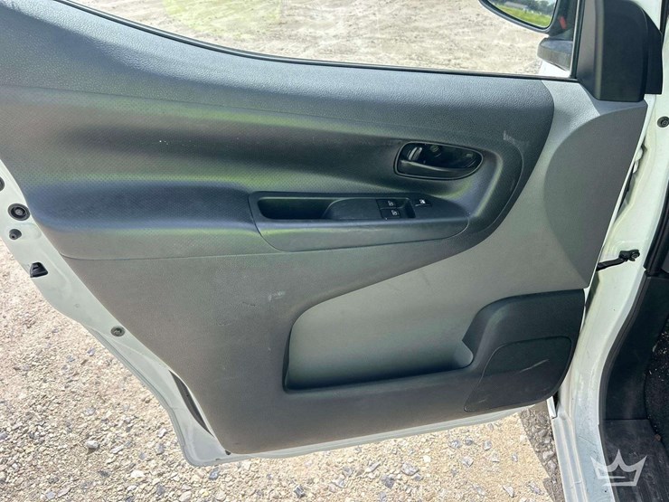 2014-nissan-nv200-image-14