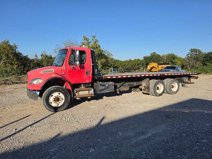 2006-freightliner-m2-106-image-3