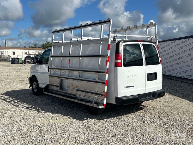 2020-chevrolet-express-2500-image-4