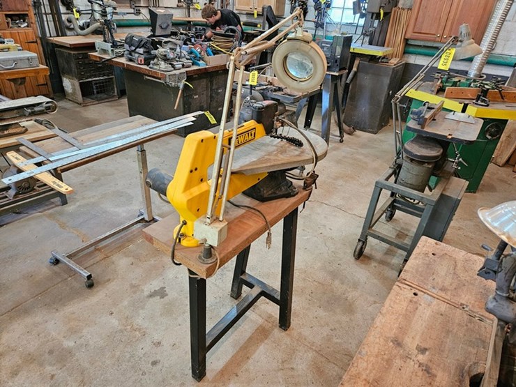 #8713-•-dewalt-scroll-saw-image-9
