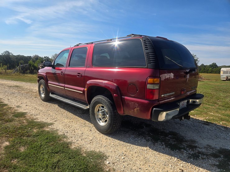 2003-chevrolet-suburban-image-8
