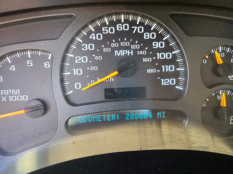 2003-chevrolet-suburban-image-43