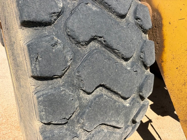 #3650-•-2011-komatsu-w380-6-wheel-loader-image-65