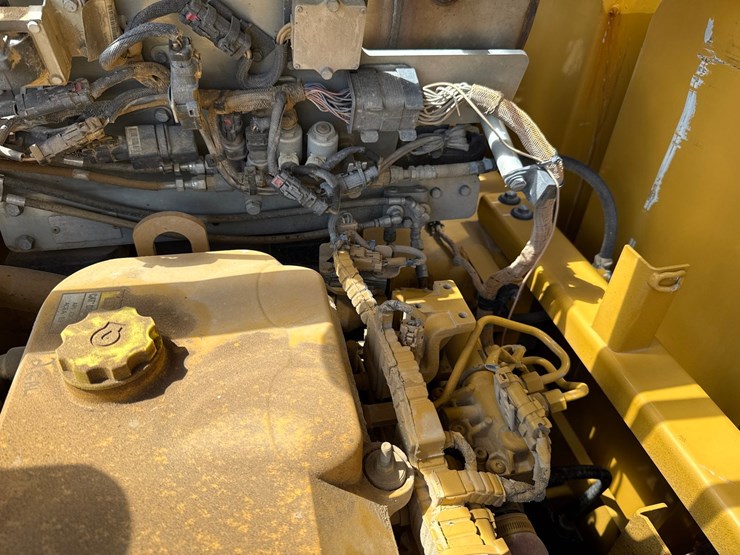 2019-caterpillar-352f-image-53