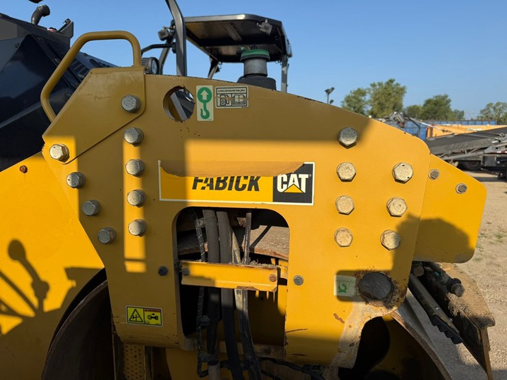 2015-caterpillar-cb66b-image-71