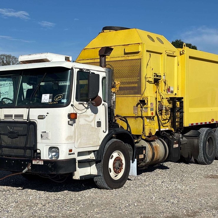 2016 AutoCar Expeditor Heil DuraPack 28yd. T/A Side Loader Garbage Truck
