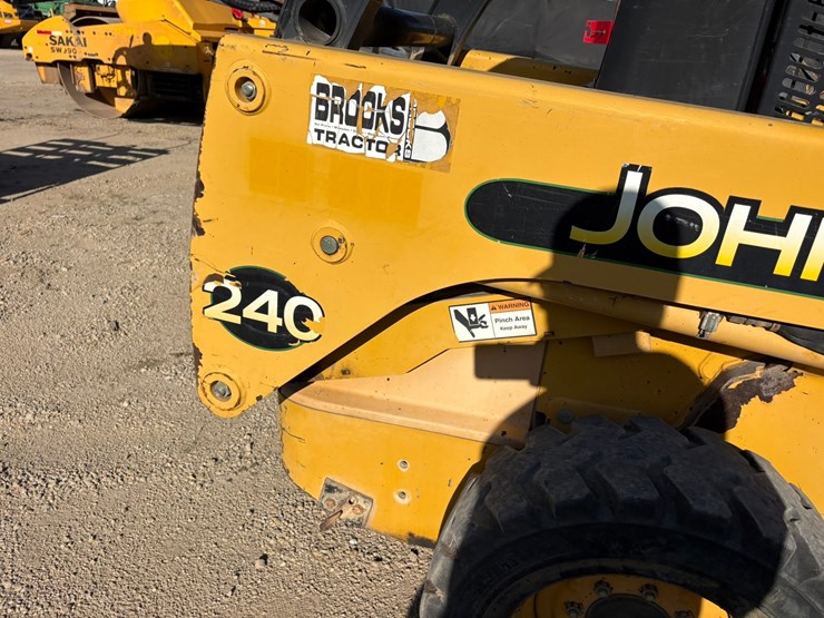 2003-john-deere-240-image-11