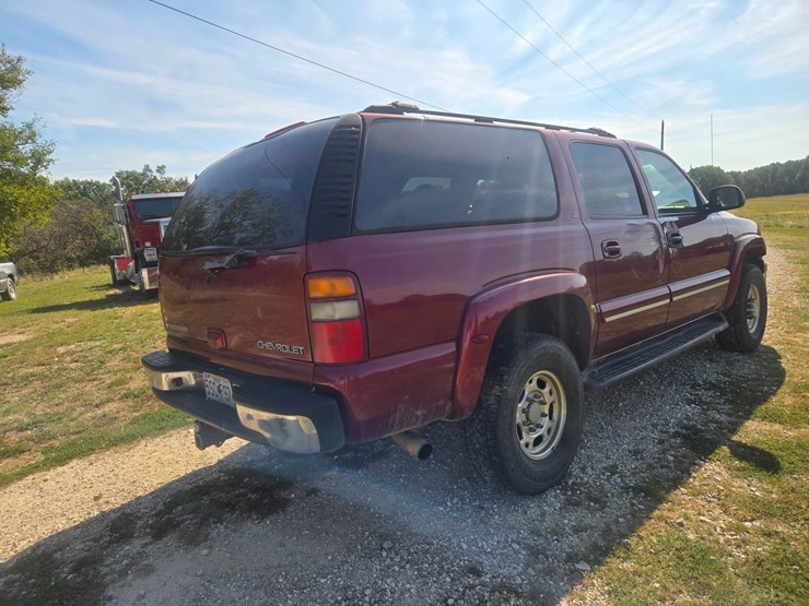 2003-chevrolet-suburban-image-12