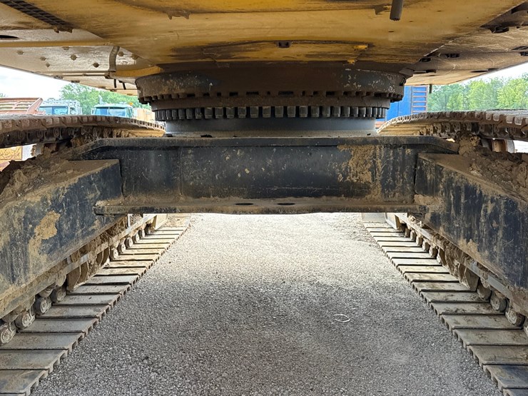2019-caterpillar-352f-image-97
