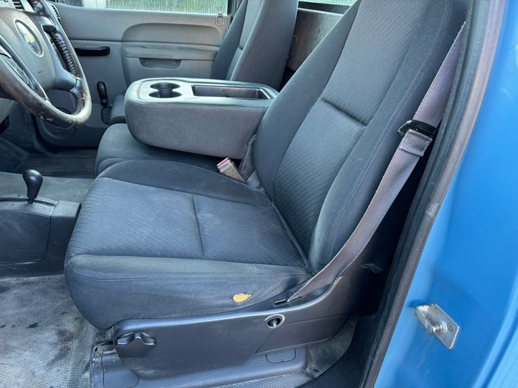 2013-chevrolet-3500-image-32