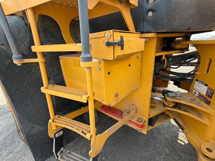 2019-deere-744k-image-33