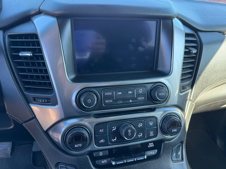 2017-chevrolet-suburban-image-30