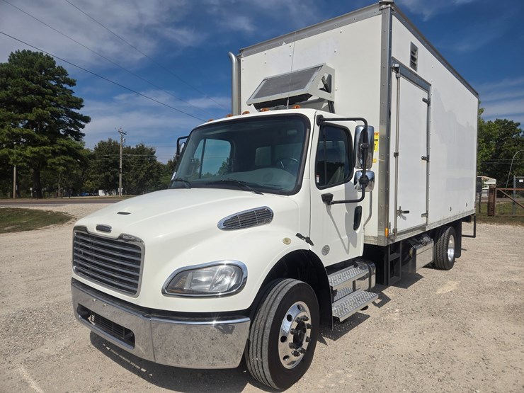 2019-freightliner-m2-106-image-1