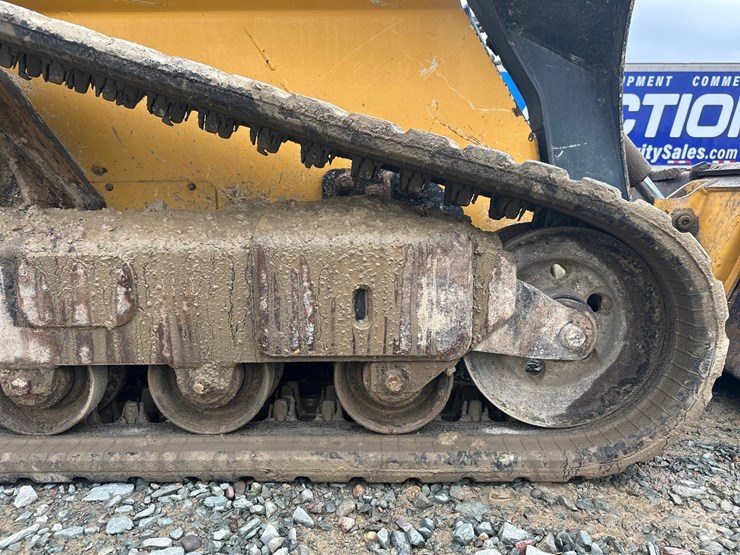 deere-323e-image-59