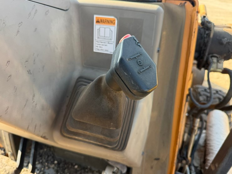 #2486-•-2015-case-570nep-skip-loader-image-57