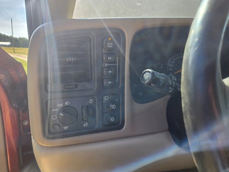 2003-chevrolet-suburban-image-44