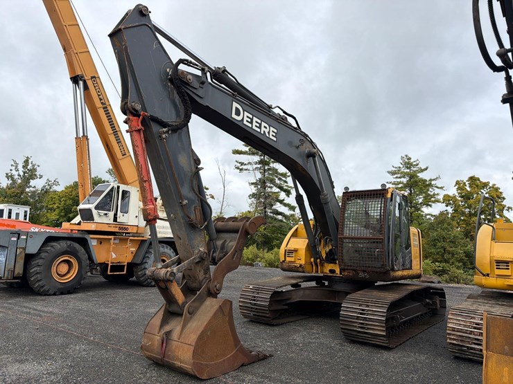 deere-225d-lc-image-1