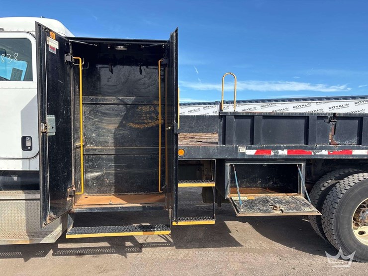 2008-peterbilt-335-image-17