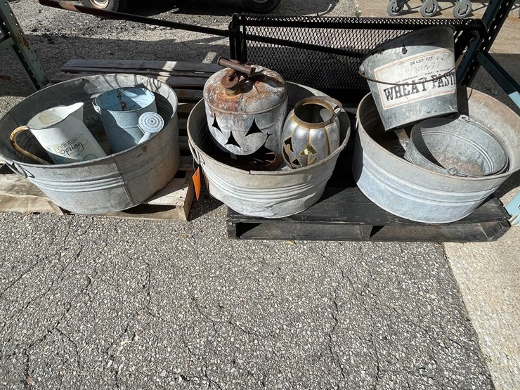 #4095-•-galvanized-wash-tubs-and-decorations-(04)-image-1