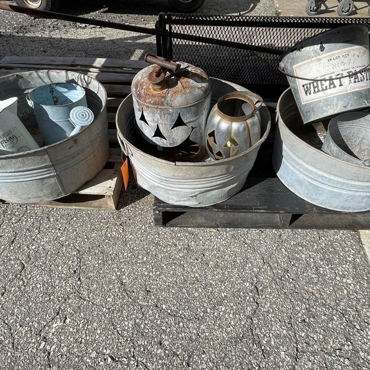 #4095 • Galvanized Wash Tubs and Decorations (04)