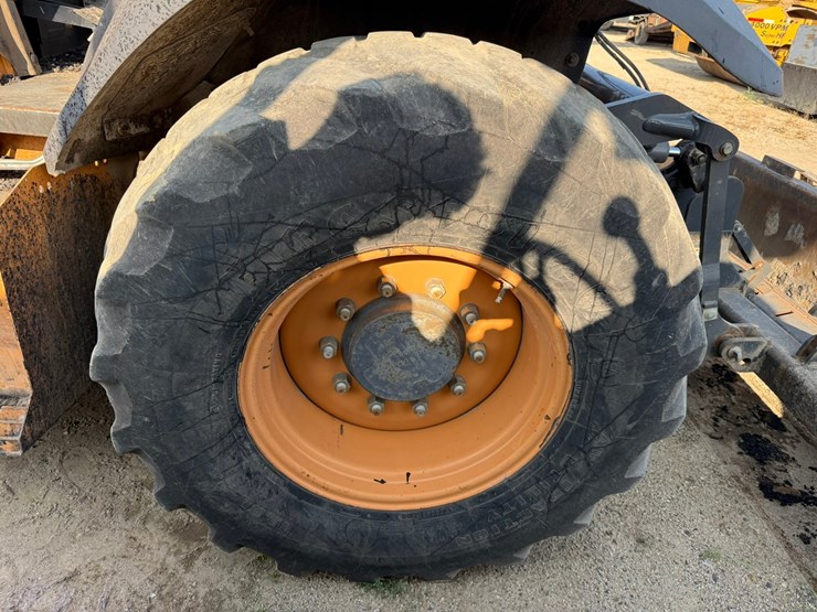 #2486-•-2015-case-570nep-skip-loader-image-82