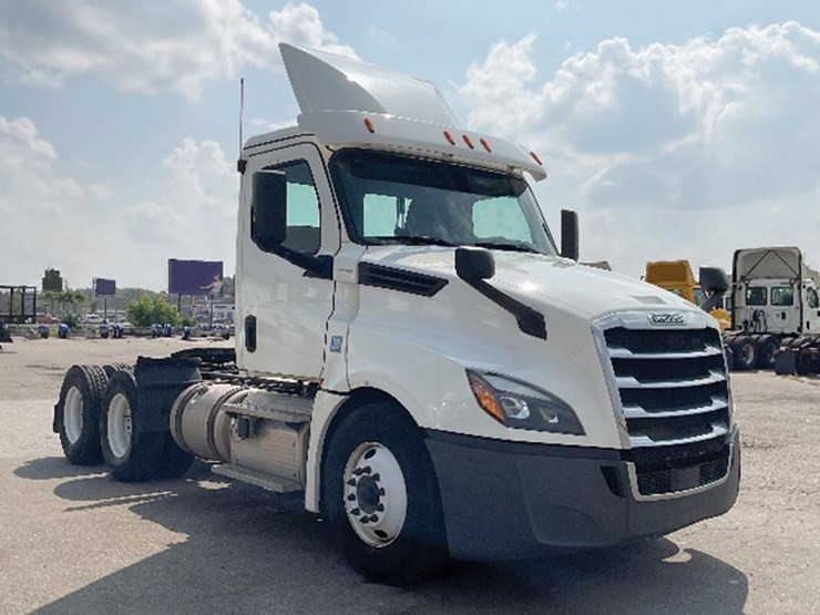 2019-freightliner-cascadia-126-image-1