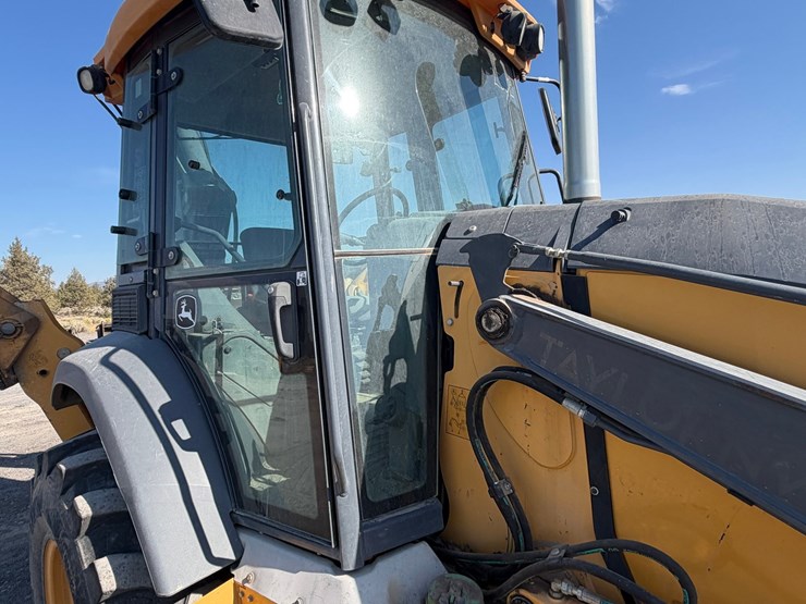 2017-deere-410l-image-23