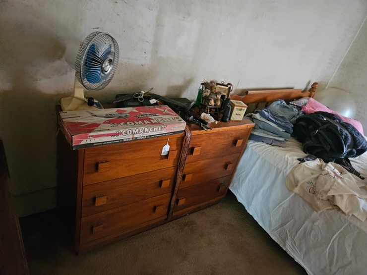 #8001-•-live-on-the-ground-house-hold-items-image-42