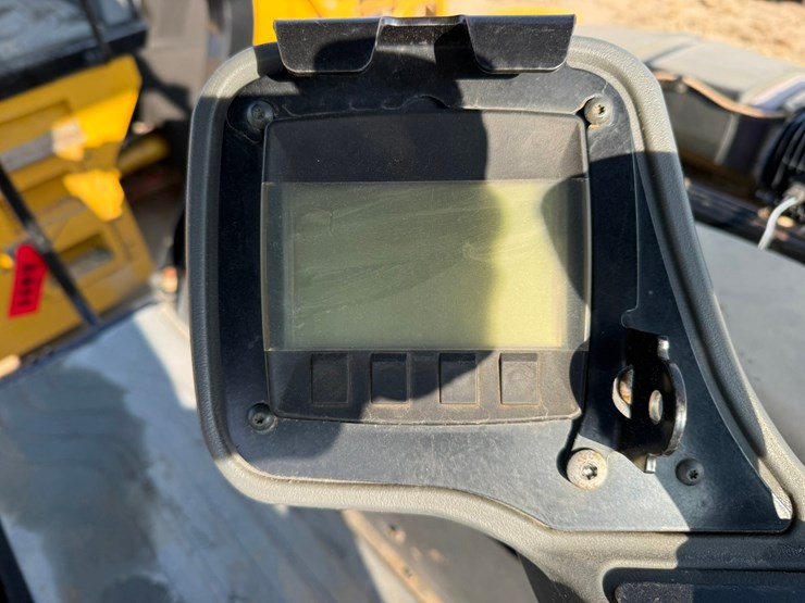 2015-caterpillar-cb66b-image-107