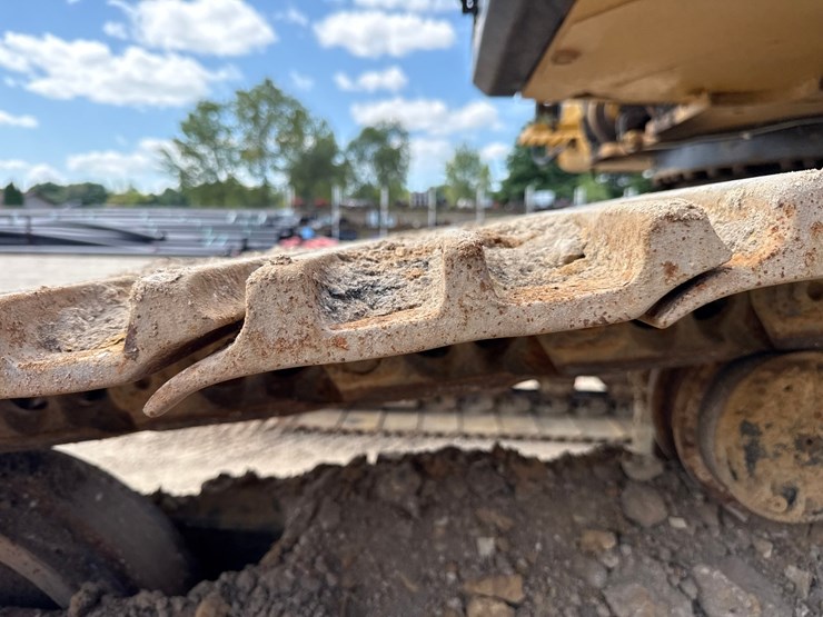 2019-caterpillar-352f-image-108
