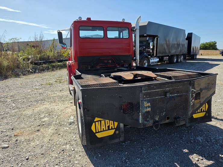 1997-freightliner-fl70-image-12