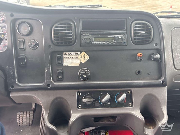 2012-freightliner-m2-106-image-17
